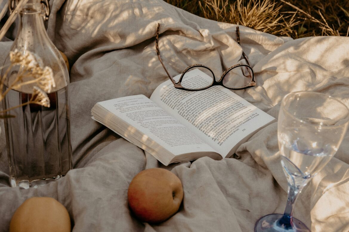 Copertina dei sei libri per l'estate, libroterapia con Claudia Fulvi